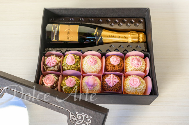 Caixa com 10 doces decorados e mini espumante