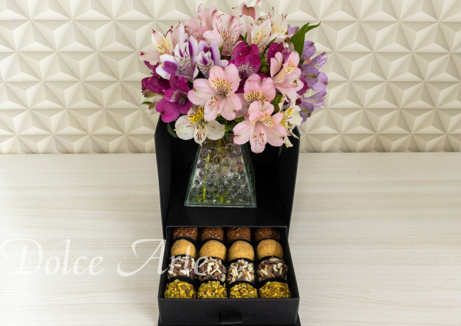 Caixa com Flores e 16 doces