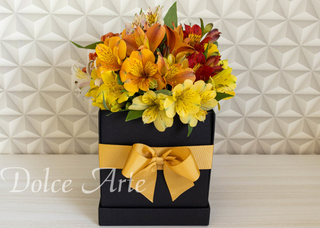 Caixa com Flores e 16 doces