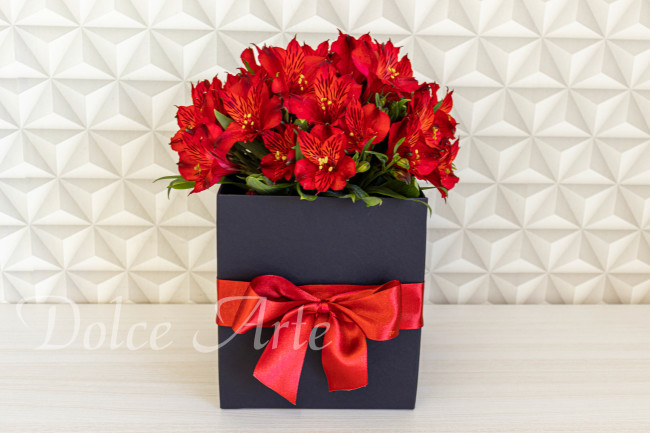 Caixa com Flores e 16 doces