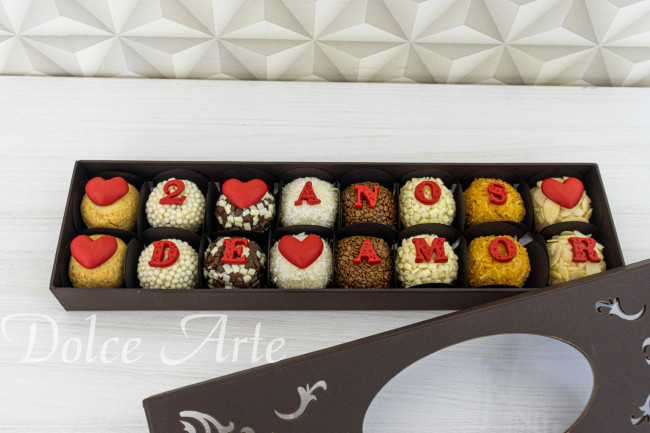Caixa especial com 16 doces decorados Namorados