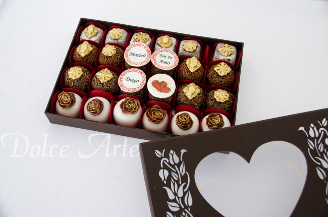 Caixa especial com 24 doces decorados Namorados