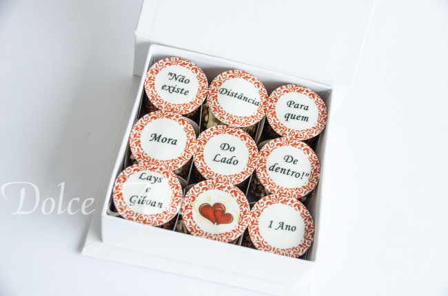Caixa personalizada com 9 doces decorados