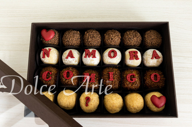 Caixa especial com 24 doces