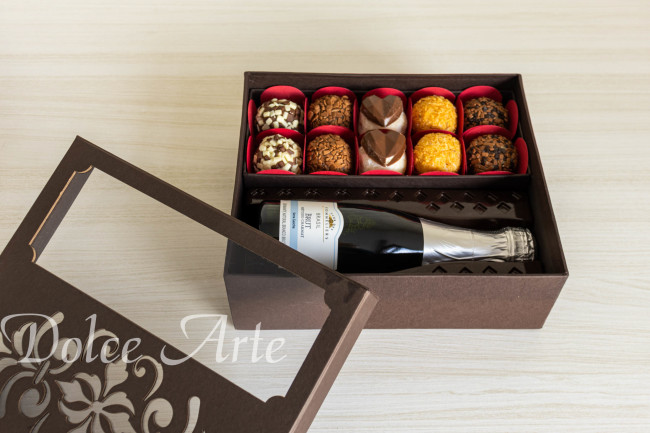 Caixa especial com Mini espumante e 10 doces