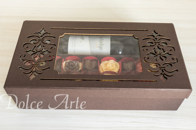 Caixa especial com Vinho e 16 doces