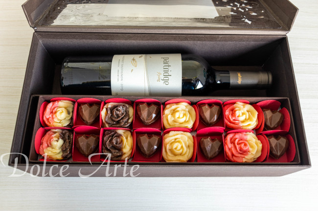 Caixa especial com Vinho e 16 doces