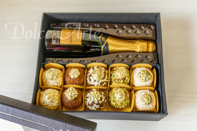 Caixa especial com Mini espumante e 10 doces