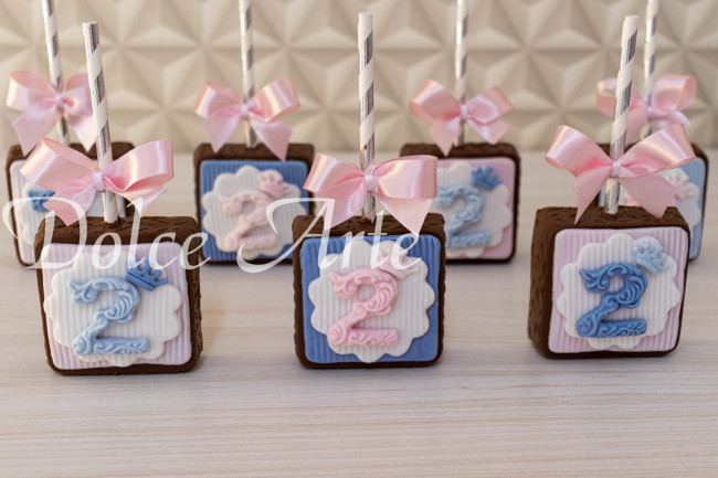 Pães de Mel no palito decorados número Coroa