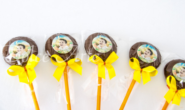 Pirulitos de chocolate com pastilha de chocolate Dinossauros