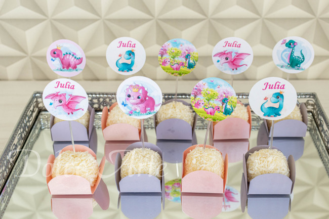 Doces decorados com topper Dinossauro Menina