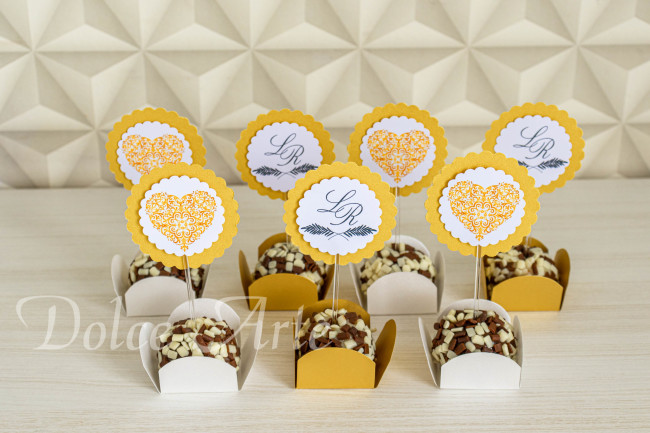 Doces decorados com topper aniversário casamento