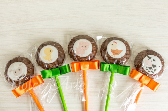 Pirulitos de chocolate com pastilha de açúcar Fazendinha