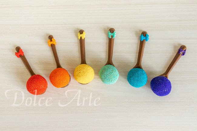 Colher de chocolate decorada com brigadeiro Arco Íris