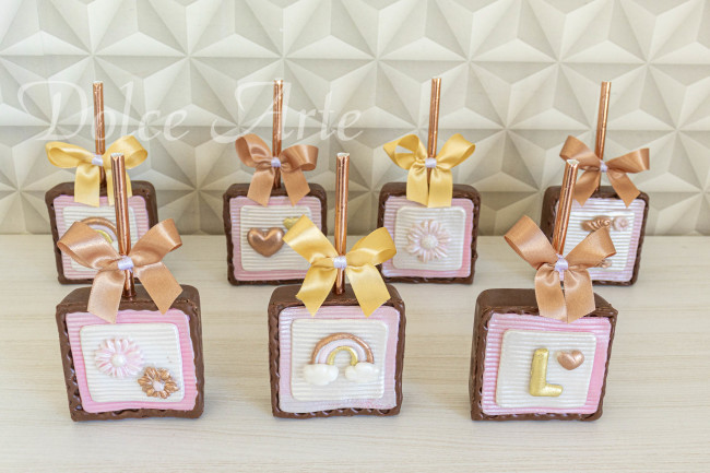 Pães de mel no palito decorados Arco Íris