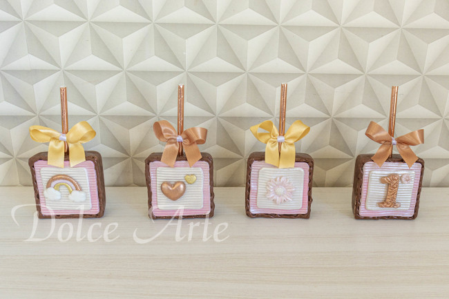 Pães de mel no palito decorados Arco Íris