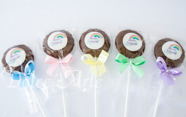 Pirulitos de chocolate com pastilha de açúcar Arco Íris