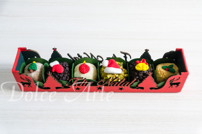Caixa natal com 6 doces decorados
