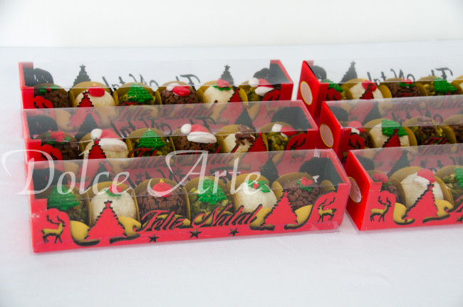 Caixa natal com 6 doces decorados