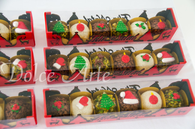 Caixa natal com 6 doces decorados