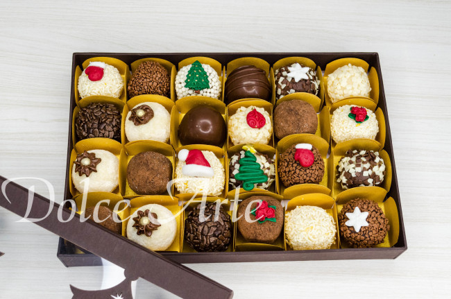 Caixa com 24 doces decorados Natal