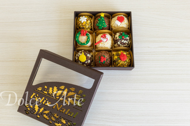 Caixa com 9 doces decorados Natal