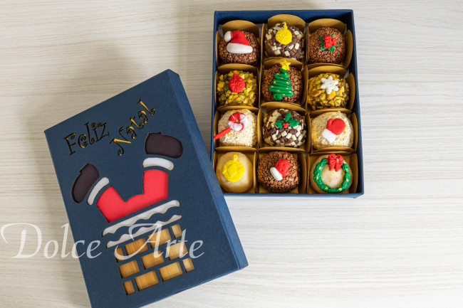 Caixa com 12 doces decorados Natal