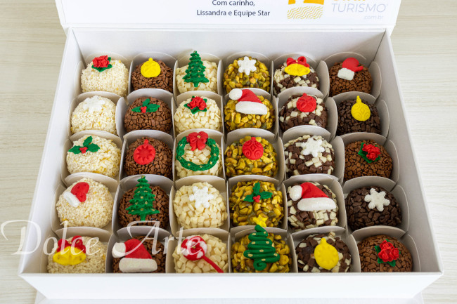 Caixa personalizada com 30 doces decorados
