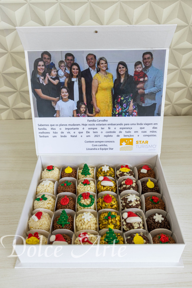 Caixa personalizada com 30 doces decorados