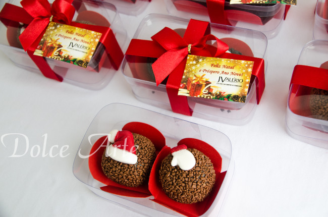 Caixinha de acetato com 2 brigadeiros decorados Natal