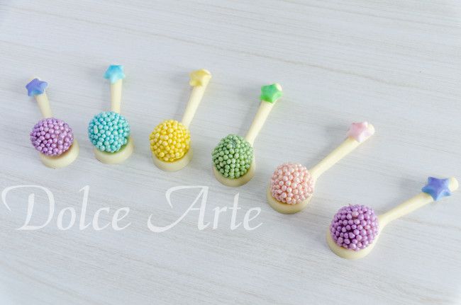 Colheres de chocolate com brigadeiro