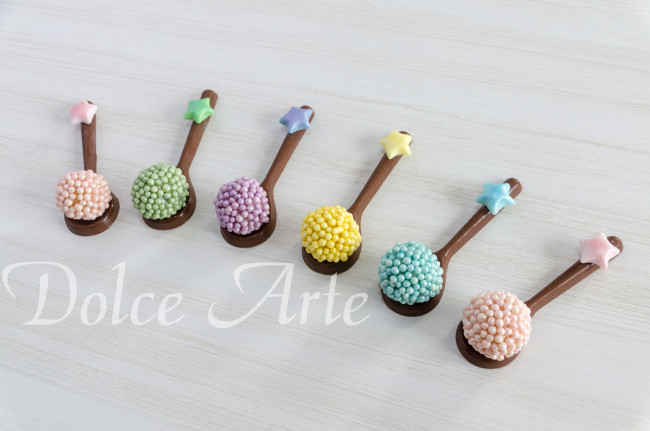 Colheres de chocolate com brigadeiro