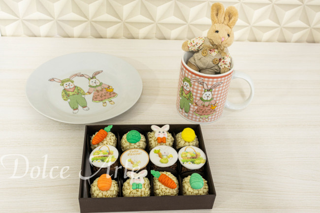 Caixa com 16 doces decorados Páscoa