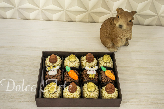 Caixa com 16 doces decorados Páscoa