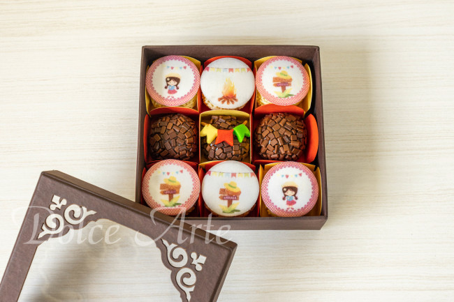 Caixa com 9 doces Festa Junina