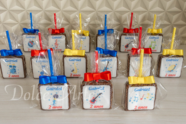 Pães de mel no palito decorados Música