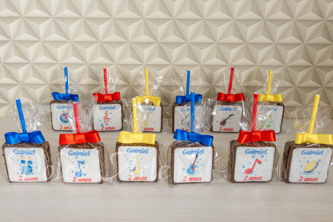 Pães de mel no palito decorados Música