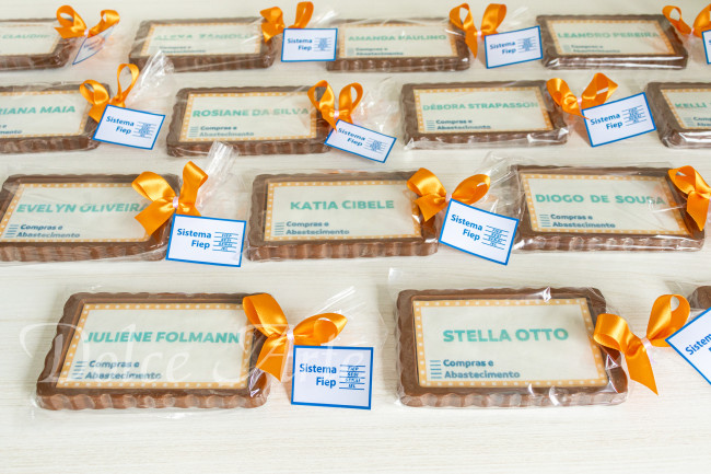 Barra de chocolate   Corporativa  personalizada com a logo, embalada em celofane, com fita e tag personalizada