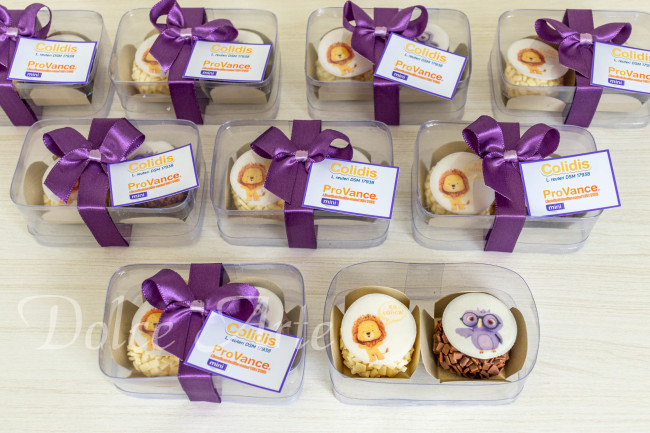 Caixas de Acetato corporativas com 2 brigadeiros decorados com a logo, com fita e tag personalizada