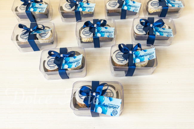 Caixa de acetato com 2 doces decorados corporativos