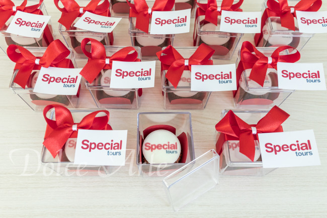 Caixas de Acrílico corporativas com 1 brigadeiro decorados com a logo, com fita e tag personalizada