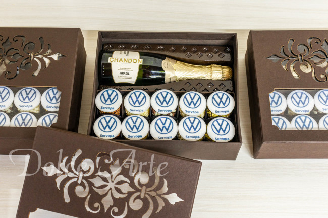 Caixa especial com 1 mini espumante e 10 doces decorados corporativos