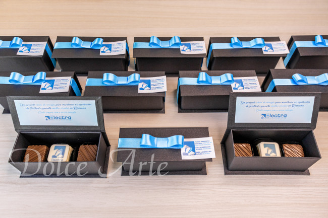 Caixa personalizada com 3 bombons, corporativa