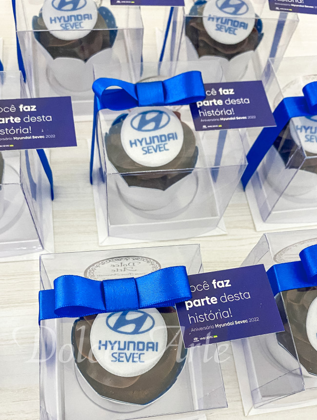 Cupcakes decorados com a logo em caixa de acetato, fita e tag personalizada para evento corporativo