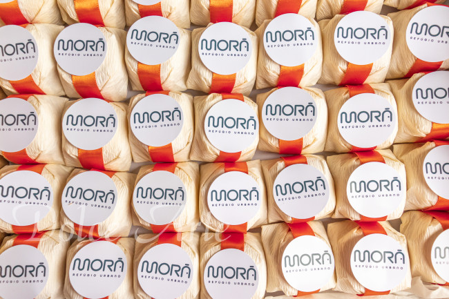 Bem-Sucedidos com fita de cetim e tag redonda com a logo da empresa para evento corporativo