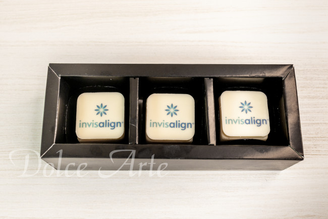 Caixa de visor com 3 doces decorados com pastilha de chocolate corporativo