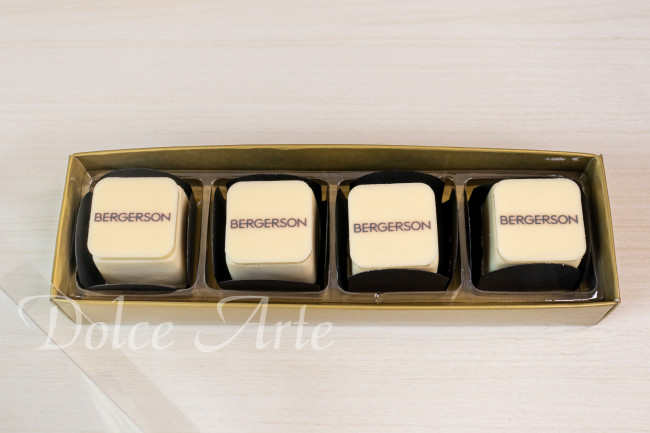 Caixa de visor com 4 doces decorados com pastilha de chocolate corporativo