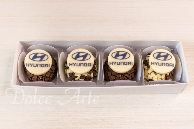 Caixa de visor com 4 doces decorados com pastilha de chocolate corporativo