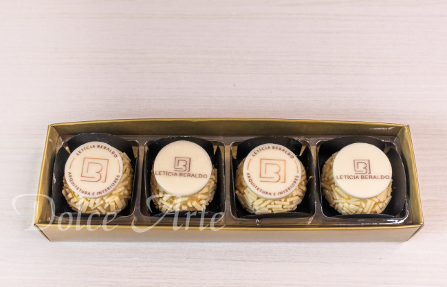 Caixa de visor com 4 doces decorados com pastilha de chocolate corporativo