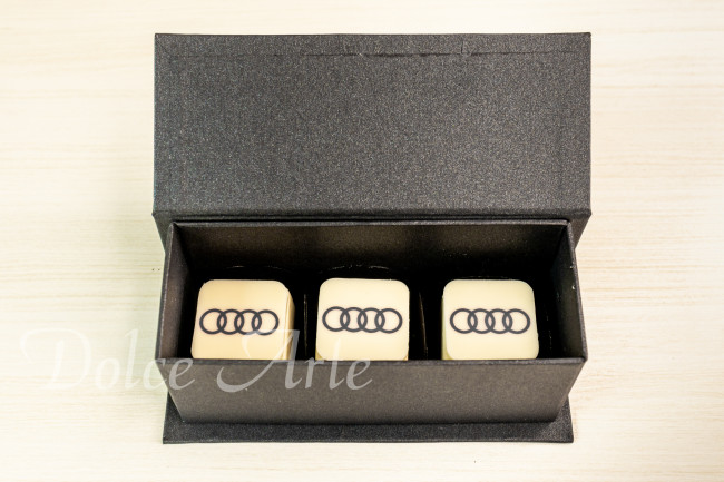 Caixa personalizada com 3 doces decorados com pastilha de chocolate corporativo